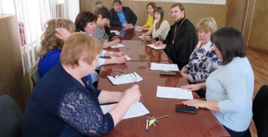 В Шушенском священник принял участие в обсуждении грантовых проектов